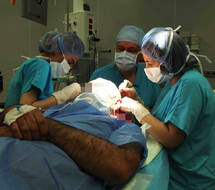 Операционный процесс в клинике по трансплантации волос в Стамбуле