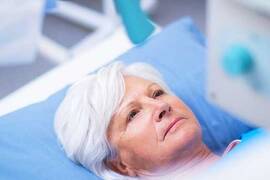 هل يسبب العلاج الإشعاعي تساقط الشعر؟ هل هو دائم؟