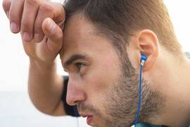 ما الأسباب التي تؤدي إلى التعرّق الزائد في الرأس و الوجه