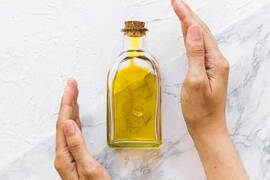 هل زيت الزيتون جيد للشعر؟