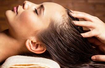 Masaż skóry głowy – czy to naprawdę działa? Czy zapobiega on wypadaniu włosów?