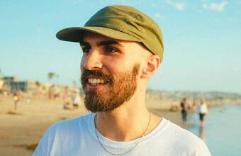 ارتداء القبعة بعد عملية زراعة الشعر-متى وكيف؟