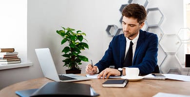 Pot merge la serviciu după un implant de păr?