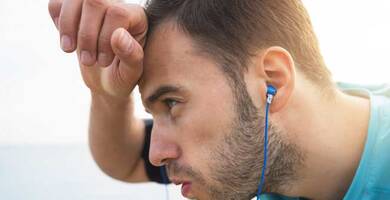 ما الأسباب التي تؤدي إلى التعرّق الزائد في الرأس و الوجه