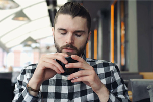 Czy mogę pić kawę przed i po przeszczepie włosów?