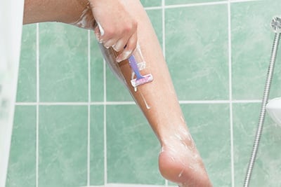 Czy golenie sprawia, że włosy rosną szybciej i stają się grubsze?