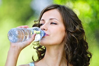 Czy picie wody wspomaga wzrost włosów?