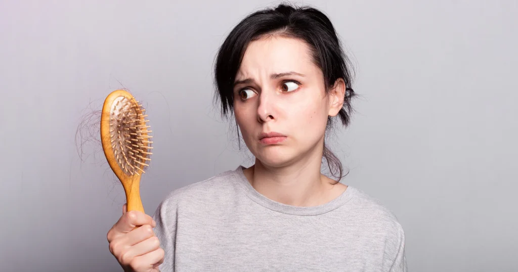 Biotin deficiency symptoms infographic: hair loss, red rash, fatigue, swollen face, weak immunity