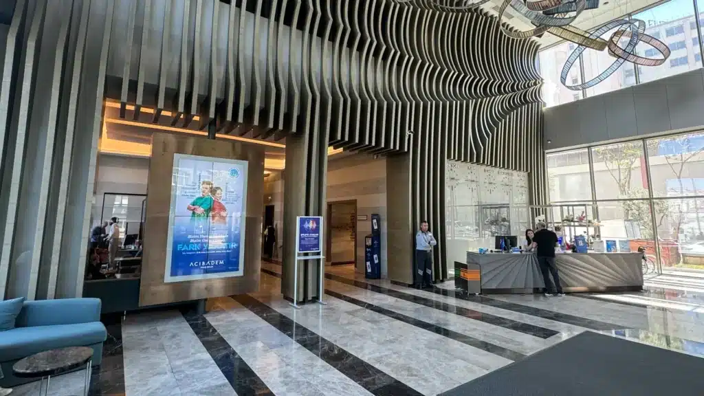 Hall d’entrée de l’hôpital Acibadem Taksim à Istanbul, où Clinicana réalise ses greffes de cheveux